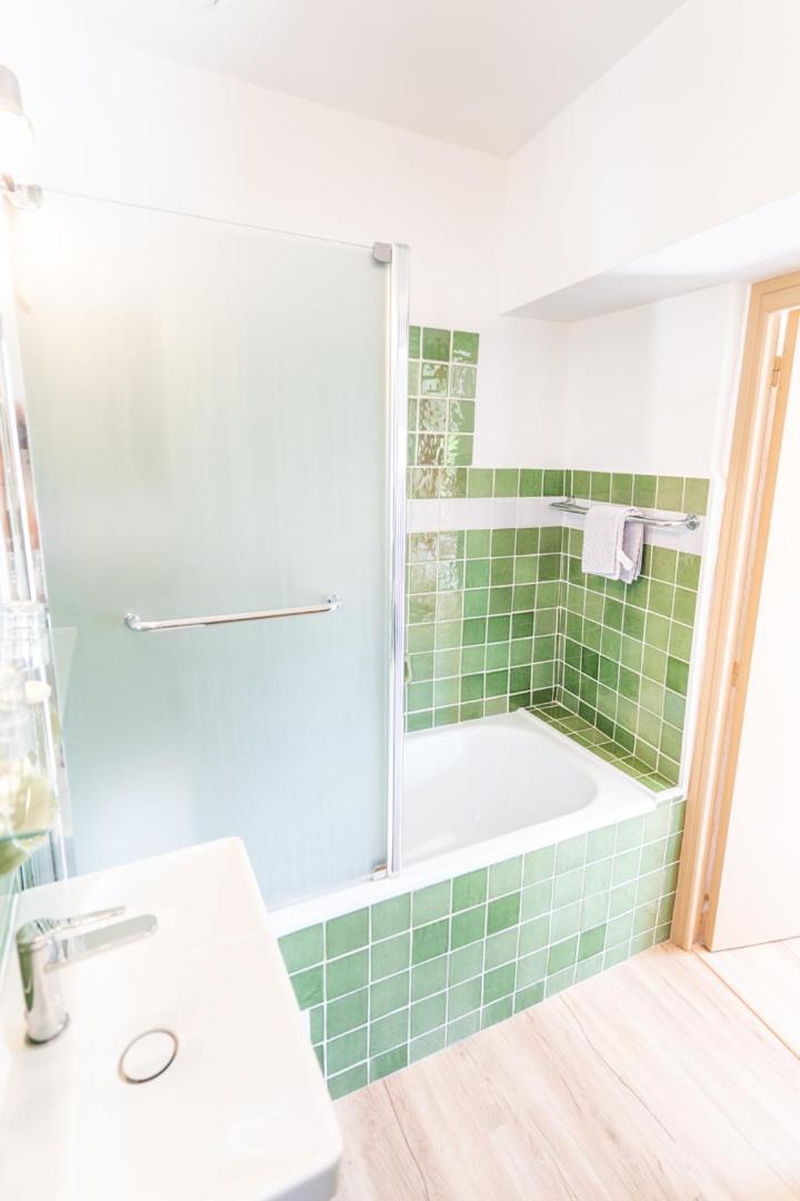 Au Bien Etre Piscine Chauffee 3* Villecroze